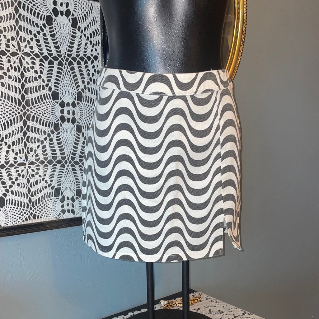 Le Lis Black And White Wave Mini Skirt